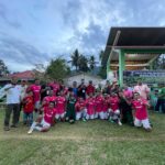 Bupati Bolmong, Ir Limi Mokdompit dan Ketua KNPI Feramitha Mokodompit berfoto bersama Tim Ginalum FC yang memenangkan pertandingan pada laga perdana Poyuyanan Cup tahun 2023.