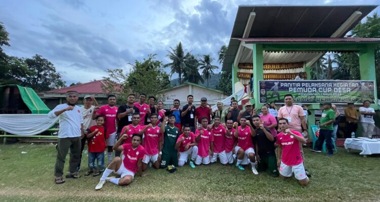 Bupati Bolmong, Ir Limi Mokdompit dan Ketua KNPI Feramitha Mokodompit berfoto bersama Tim Ginalum FC yang memenangkan pertandingan pada laga perdana Poyuyanan Cup tahun 2023.
