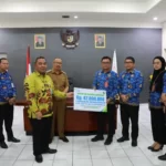 Pj Walikota Asripan Nani Bersama Sunardy Syahid Serahkan Santunan pada Ahli Waris Peserta BPJS Non ASN Kotamobagu